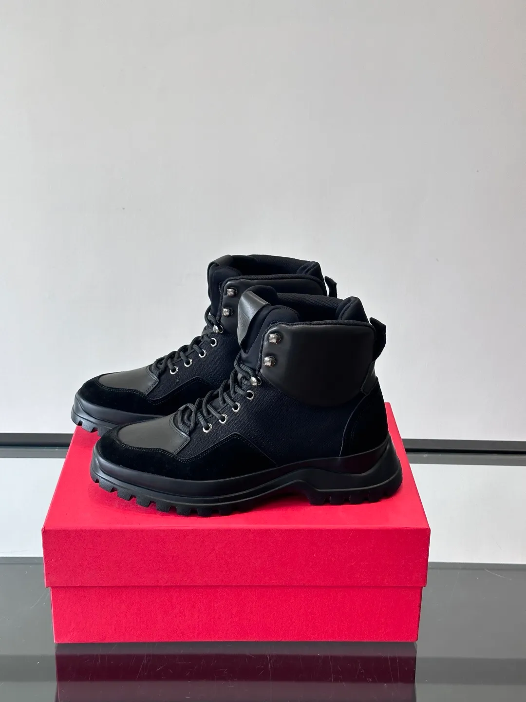 Men's shoes 💰960 Ferragamo's thick-soled lace-up short boots are made of suede + fabric splicing. They have a delicate texture and are breathable. The black rubber thick soles are wear-resistant and have strong traction. They can be worn every day outdoors! The shoelaces are super vibrant and the metal fastener details are perfect. The boot shaft is adjustable, comfortable and stable to wear. It goes well with workwear style or casual style in autumn and winter. It is warm and fashionable. It is suitable for outdoor activities or daily commuting! size: 39-44 (customized at 38.45.46)